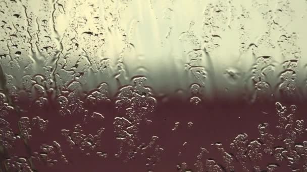 雨滴落在清澈的窗上 背景为乌云 — 图库视频影像