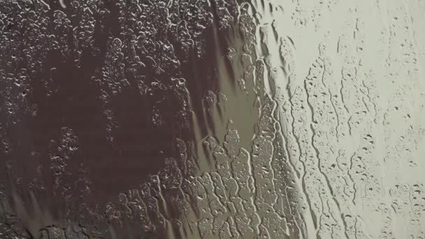 Gouttes Pluie Sur Fenêtre Claire Avec Des Nuages Sombres Arrière — Video