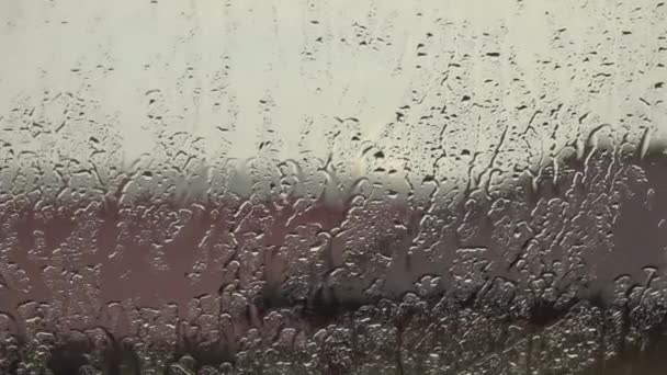 Regendruppels Helder Raam Met Donkere Wolken Achtergrond — Stockvideo