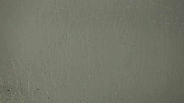 Gocce Pioggia Finestra Chiara Con Nuvole Scure Sullo Sfondo — Video Stock