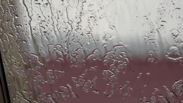 Gocce Pioggia Finestra Chiara Con Nuvole Scure Sullo Sfondo — Video Stock