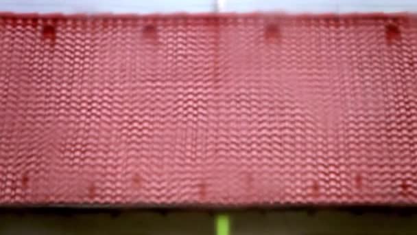 Lluvia Cae Sobre Ventana Clara Con Nubes Oscuras Fondo — Vídeo de stock