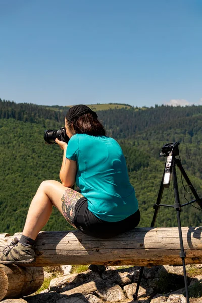 Photographer Hiker Taking Photos Landscape Camera Deep Mountains — Stock Photo, Image
