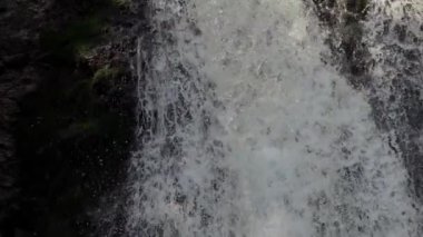 Bahar dağında yüksek şelale