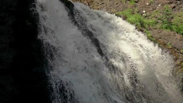 春山的高瀑布 — 图库视频影像