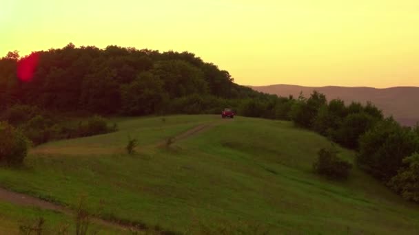 Geländewagen Bei Sonnenuntergang Durch Hügel — Stockvideo