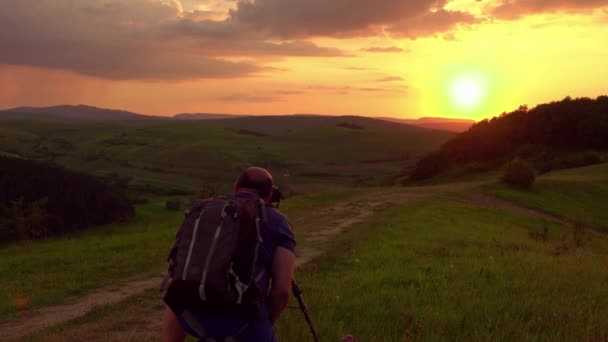 Fotografo Escursionista Scattare Foto Tramonto Paesaggio Estivo Con Colline Montagne — Video Stock