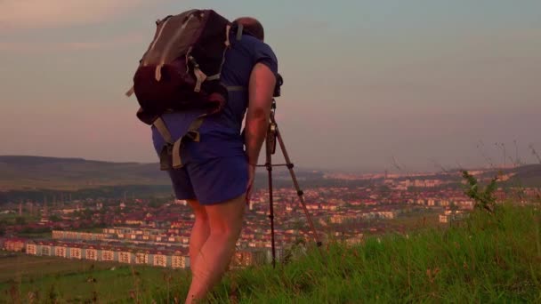 Fotograf Fotografuje Rušné Dálnice Při Západu Slunce — Stock video