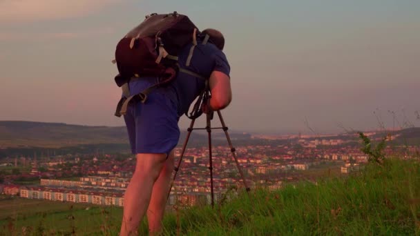 Fotógrafo Tirando Fotos Movimentadas Rodovias Cidade Grande Pôr Sol — Vídeo de Stock