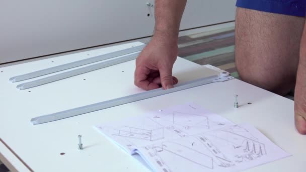 Mann Mittleren Alters Montiert Möbel Heimischen Wohnzimmer Mit Verschiedenen Werkzeugen — Stockvideo