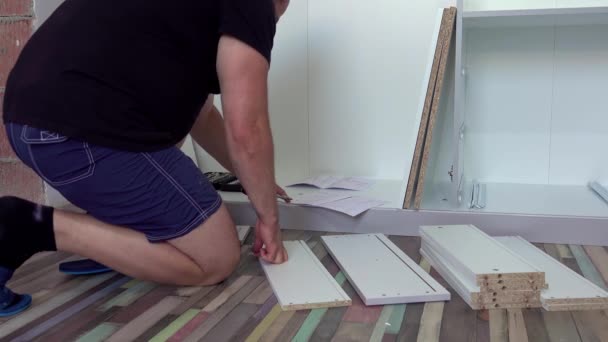 Homme Âge Moyen Assembler Des Meubles Dans Salon Maison Avec — Video