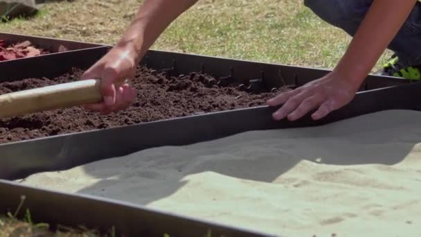 Kleine Kinder Bauen Sinnesgarten Einen Pfad Aus Unterschiedlichen Materialien Holz — Stockvideo