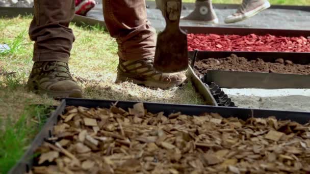 Małe Dzieci Budujące Ścieżkę Ogrodzie Zmysłowym Różnych Materiałów Drewno Ściółka — Wideo stockowe