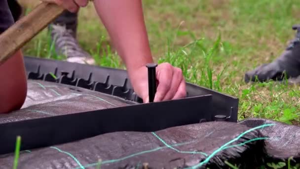 Kleine Kinder Bauen Sinnesgarten Einen Pfad Aus Unterschiedlichen Materialien Holz — Stockvideo