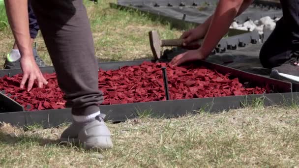 Jonge Kinderen Die Een Pad Aanleggen Zintuiglijke Tuin Gemaakt Van — Stockvideo