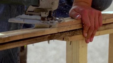 Kurulum için mükemmel biçimi kesmek için endüstriyel araç kullanan kişi tahta panelleri kesiyor