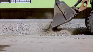 İnşaat alanına çakıl döken buldozer.