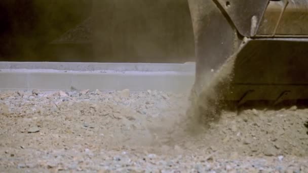 建設現場で砂利を押すブルドーザー — ストック動画
