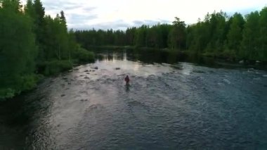 nehirde balıkçı drone görüntüleri