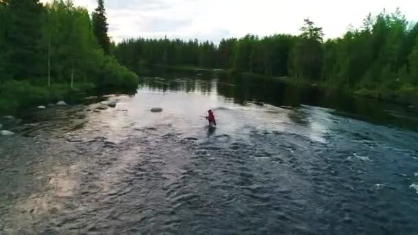 Images Drones Pêcheur Sur Rivière Forêt — Video