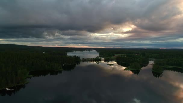日落时分在河流和森林上空的无人机镜头 — 图库视频影像