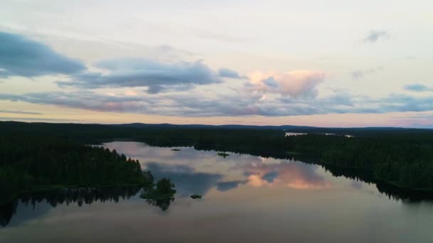 Gün Batımında Nehir Üzerinde Drone Görüntüleri — Stok video