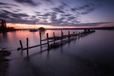 Muhteşem uzun pozlama göl günbatımı yakınındaki Varna, Bulgaristan