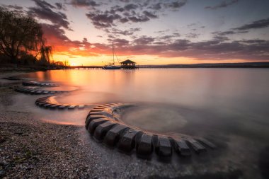 Muhteşem uzun pozlama göl günbatımı yakınındaki Varna, Bulgaristan