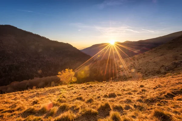 Magnifika Solnedgången Med Sista Solstrålarna Från Balkanbergen Åsen Bulgarien — Stockfoto
