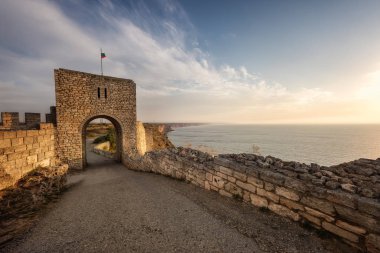 Antik kale Kaliakra Kavarna, Bulgaristan yakınındaki bir gündoğumu görünümünü
