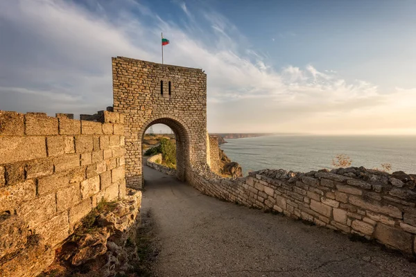 Antik kale Kaliakra Kavarna, Bulgaristan yakınındaki bir gündoğumu görünümünü