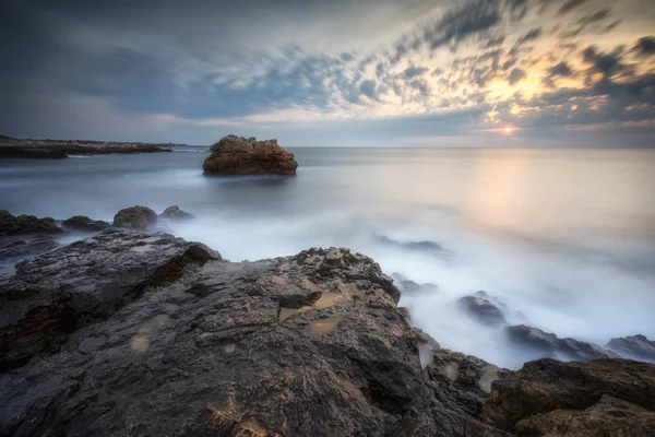 Amazing Sea Sunrise Slow Shutter Waves Flowing Out — Stock Photo, Image