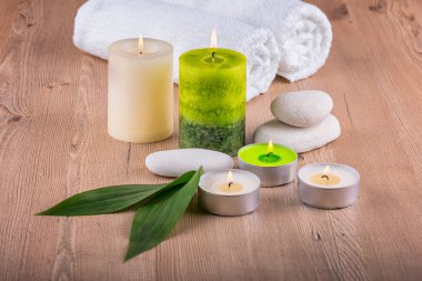 Mumlar, havlu ve spa taşlar ile Spa dekorasyon
