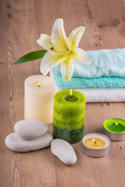 Wellness Dekoration Mit Kerzen Handtüchern Und Wellness Steinen — Stockfoto