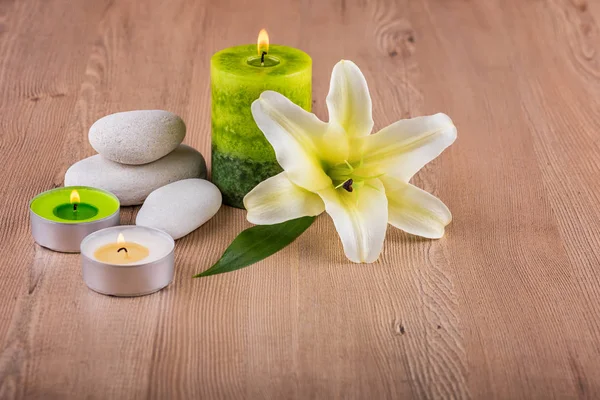 Wellness Dekoration Mit Kerzen Handtüchern Und Wellness Steinen — Stockfoto