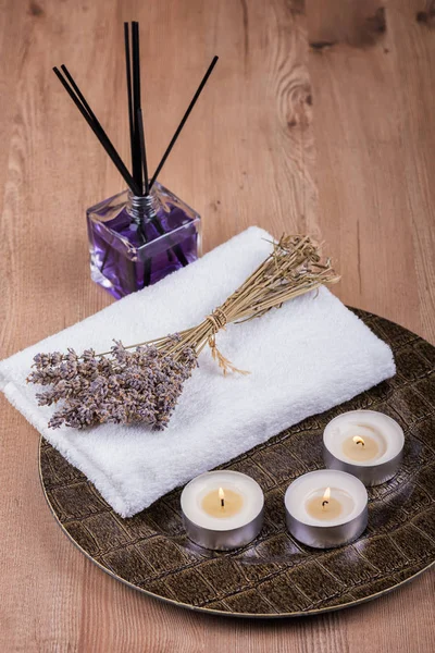 Decorazione Spa Con Candele Asciugamani Lavanda Secca — Foto Stock