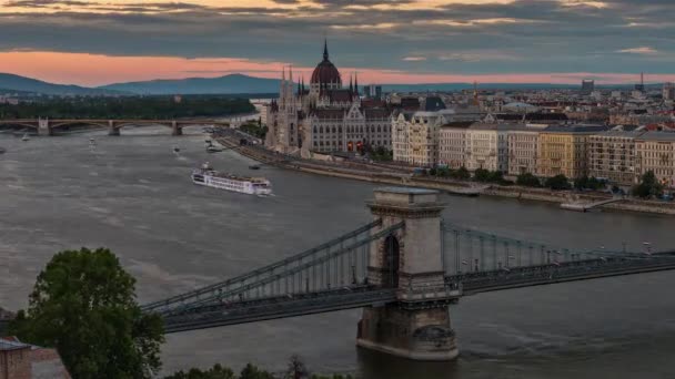 Budapest Med Parlamentsbyggnaden Och Kedjebron Dag Till Natt Tid Förfaller — Stockvideo
