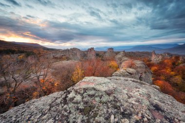 Belogradchik kayalar Bulgaristan'ın muhteşem sabah görünümünü tarafından sonbahar güneş yaktı