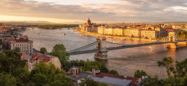 İnanılmaz panorimic görünümü ile bina Macaristan Parlamentosu'nun güneş tarafından yaktı Budapeşte'gün batımına