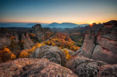 Belogradchik kayalar, Bulgaristan muhteşem gün batımı görünümü