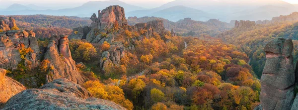 Magnífica Vista Panorámica Atardecer Las Rocas Belogradchik Bulgaria Iluminada Por — Foto de Stock