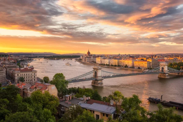 匈牙利议会在布达佩斯的惊人日落 — 图库照片