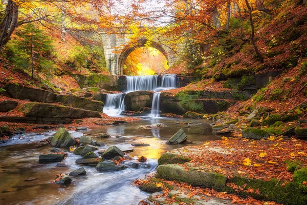 Su ve Sitovo village, Bulgaristan yakın eski bir köprü güzel KADEMELI sonbahar Nehri