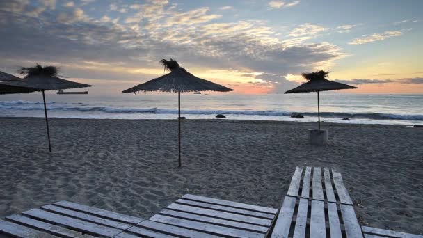 Video Con Vista Sull Alba Della Spiaggia Sabbiosa Ombrelloni Legno — Video Stock