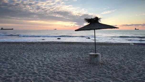 Vídeo Com Vista Para Nascer Sol Praia Areia Guarda Sóis — Vídeo de Stock