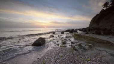 Gündoğumu/video güzel sabah oda Karadeniz kıyılarının, Bulgaristan, deniz kaya