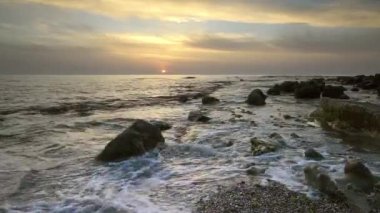 Gündoğumu/video güzel sabah oda Karadeniz kıyılarının, Bulgaristan, deniz kaya