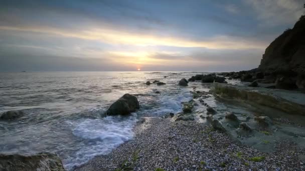 Στη Θάλασσα Βράχια Στο Sunrise Video Όμορφο Πρωινό Θέα Της — Αρχείο Βίντεο