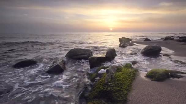 Rotsen Van Zee Bij Zonsopgang Video Met Mooie Ochtend Uitzicht — Stockvideo