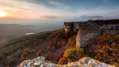 Kayalar ve sonbahar orman - gün batımı görünümü şaşırtıcı gün gece zaman atlamalı için